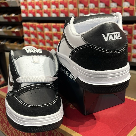 Vans WMNS Hylane
Black/White
VN000D26Y28
Sneakers - Picture 9 of 16